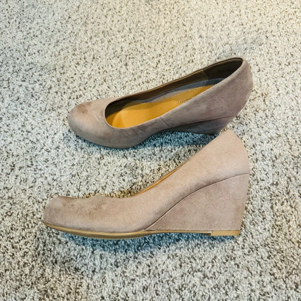 CL by Chinese Laundry Nima Wedge Pump Taupe Super Suede Like New Size 10